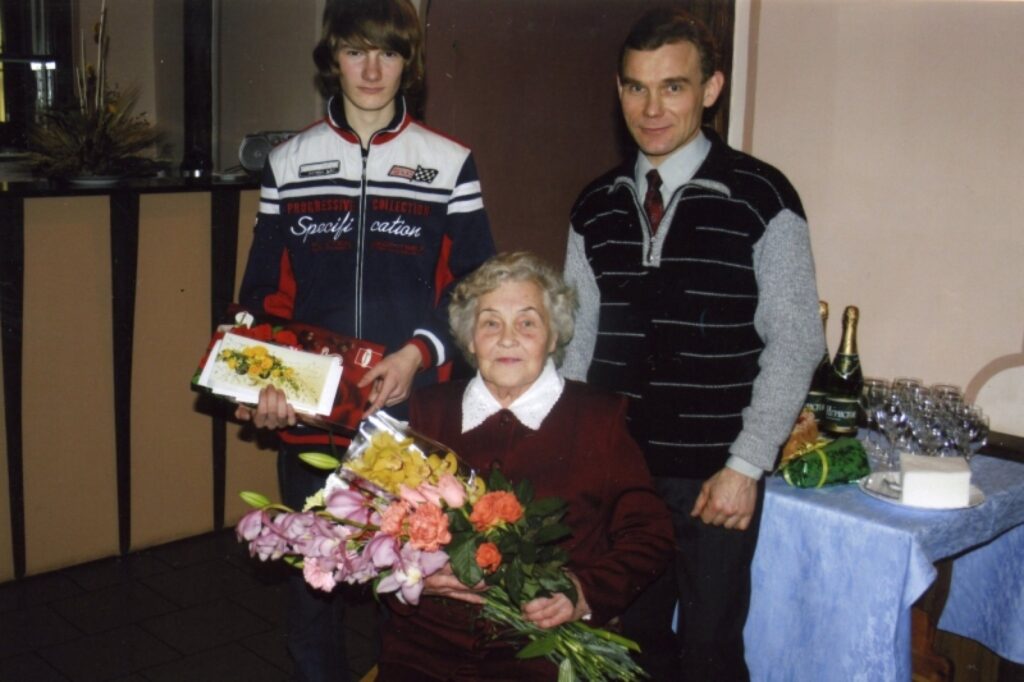 Savā 80. dzimšanas dienā jubilāre kopā ar mazdēlu Armandu un dēlu Jāni
Autors: No personīgā arhīva
