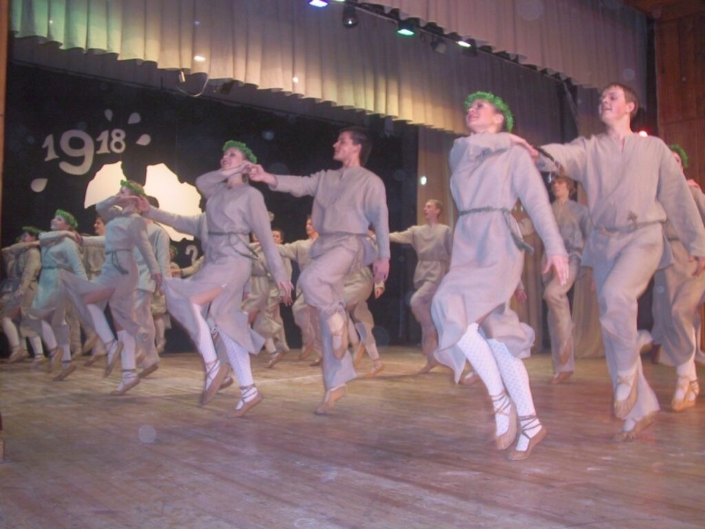 Koncertā dejos arī Smiltenes Tautas deju ansamblis “Ieviņa”. Ansambļa repertuārā ir arī jaunas dejas, piemēram, “Rikāz randa” (attēlā). 
Autors: Sandra Pētersone