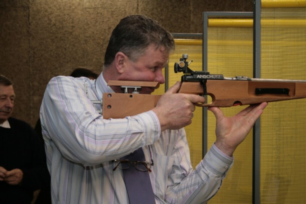 Bijušajam Latvijas izlases biatlonistam Ainim Blūmam pulveris vēl nav beidzies – šaujot mērķī viņš neizpelnījās nevienu soda apli.
Autors: Aldis Dubļāns