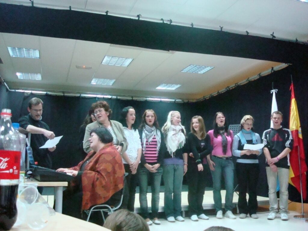  Kopā dziedot latviešu sacerētu  