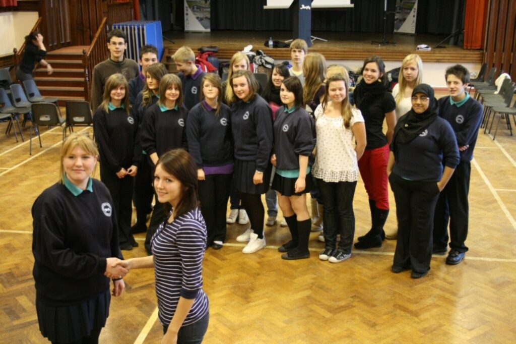 Strenču vidusskolas delegāciju Anglijā uzņēma Nordenas vidusskola ar sporta novirzienu.  Visiem tās audzēkņiem ir skolas formas. 
Autors: No personīgā arhīva