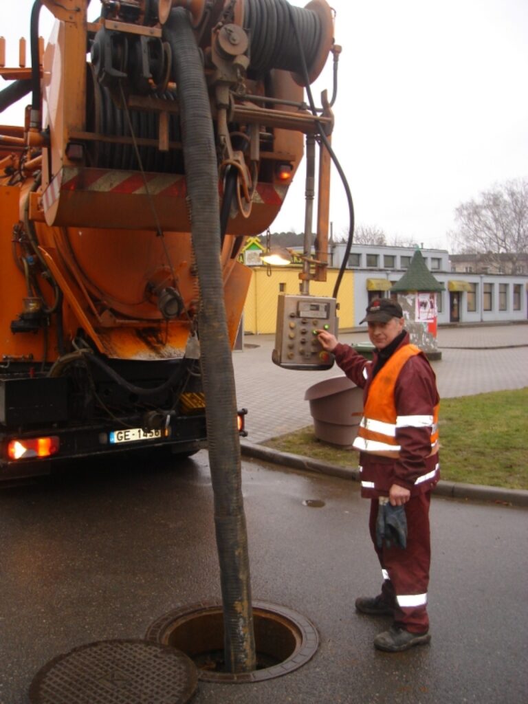 Pēc cauruļvadu apskates ar videokameru firmas “JS&J Ūdensmeistars” strādnieks Valērijs Kalmenkovs secināja, - caurules Krāsotāju ielā nav bojātas. 
Autors: Sandra Pētersone