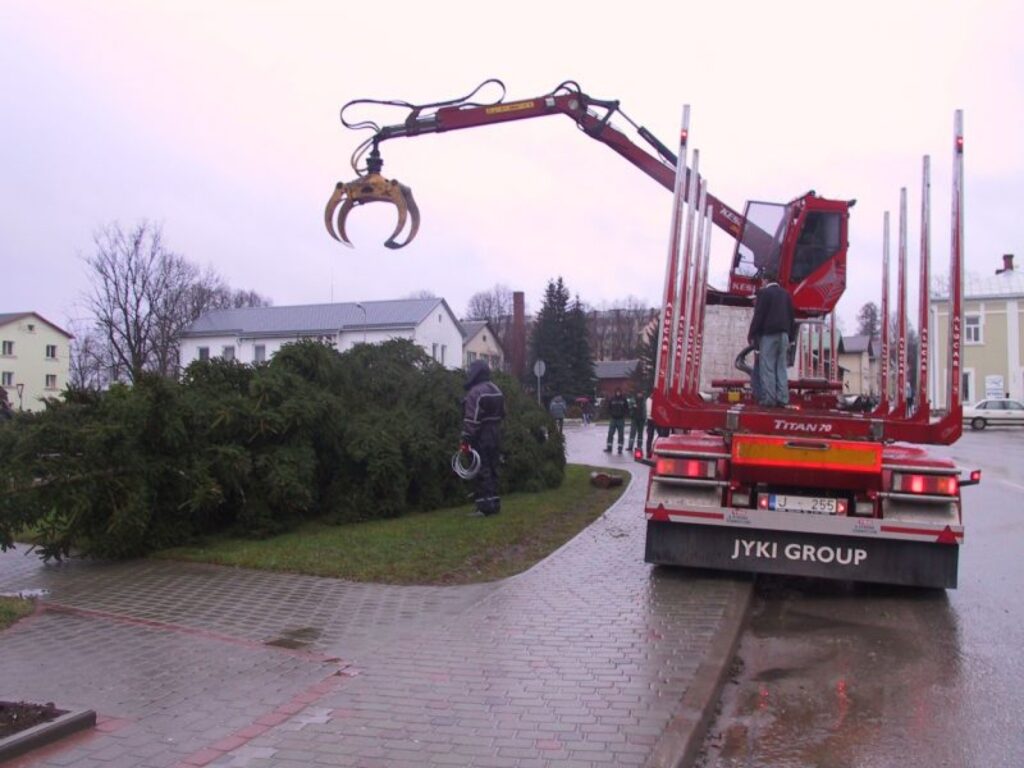 Smiltenē Ziemassvētku eglīti iedegs 6. decembrī pasākumā “Saucam Ziemassvētkus”. 
Autors: Santa Sinka