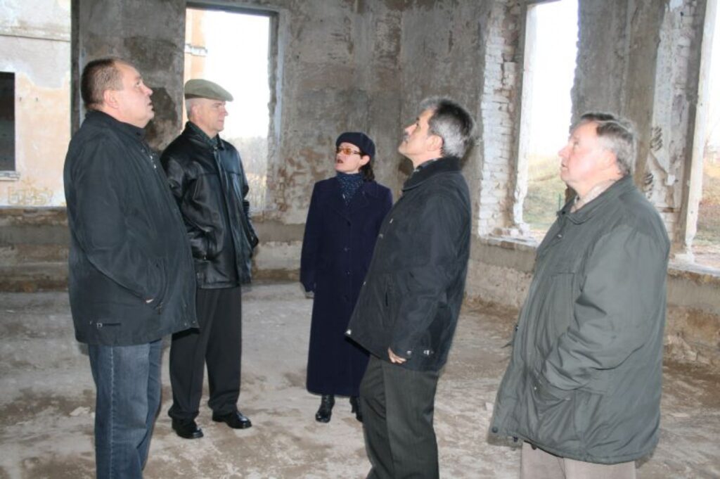 Objekta pieņemšanas komisija atzīst, ka otrajā stāvā uz dzelzsbetona pārseguma var rīkot pat dejas. 
Autors: Aivars Zilbers