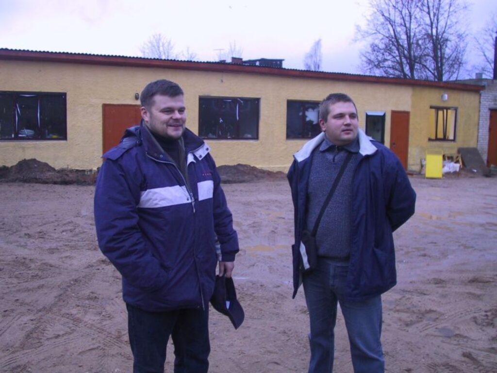 Uzņēmēji Sarmis Zauska (no kreisās) un Aldis Puksts novērtē vēl veicamos labiekārtošanas darbus, sagatavojot teritoriju Ziemassvētku gadatirgum.
Autors: Sandra Pētersone