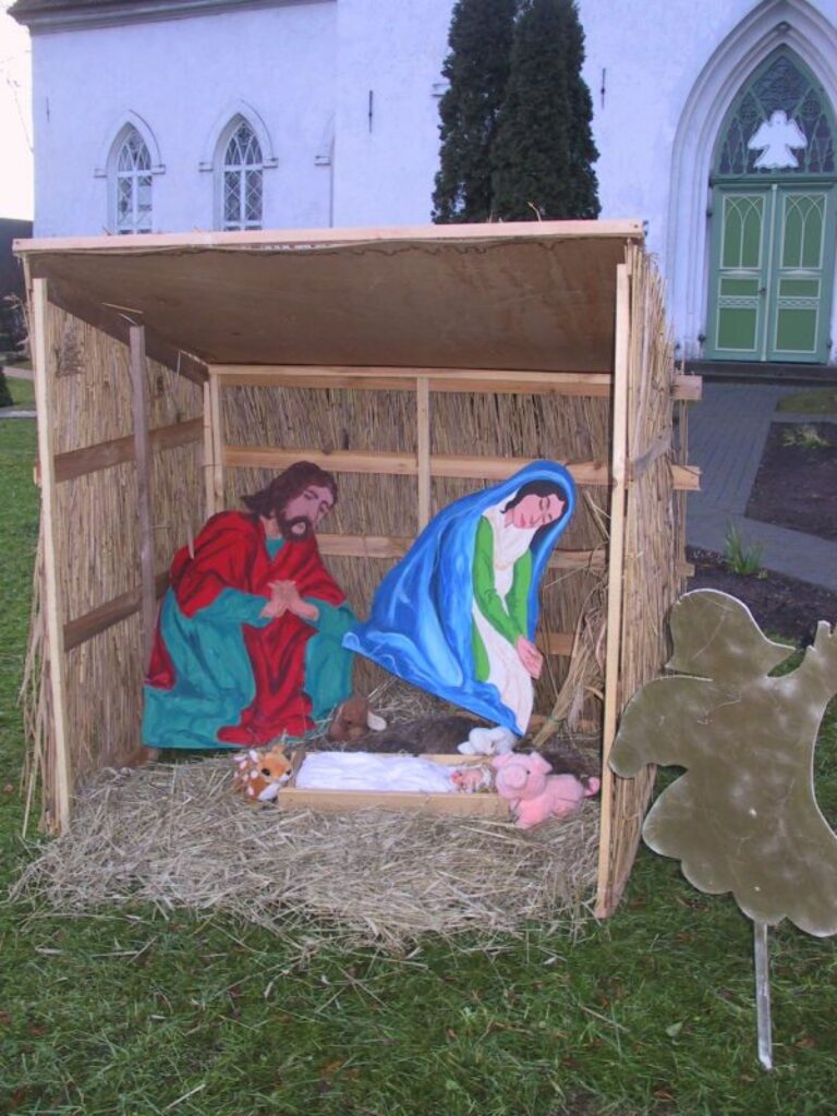  Gaidot Ziemassvētkus, daudzviet pasaulē baznīcās, pilsētu ielās, laukumos, un mājās izliek Betlēmes silīti. Tā apskatāma arī Smiltenes luterāņu baznīcas pagalmā. 
Autors: Sandra Pētersone