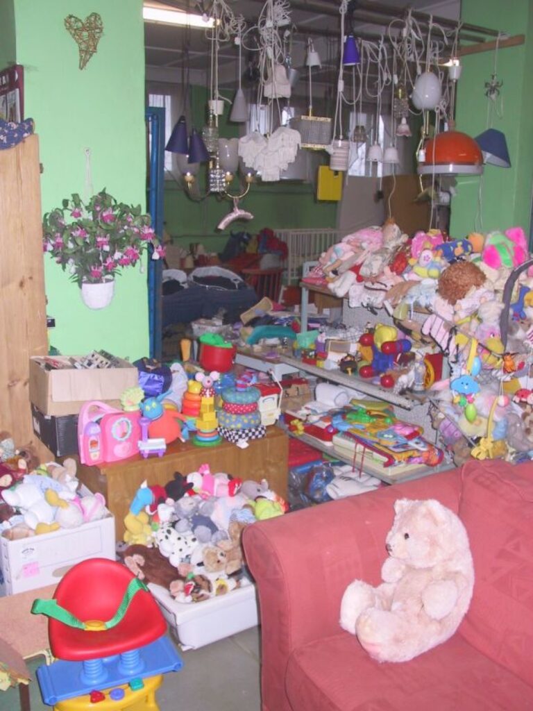 Jau vairākus mēnešus “Emmaus Smiltene” meklē jaunas telpas, bet pagaidām ikviens pret ziedojumiem visdažādākās mantas var iegūt sadales punktā Dzirnavu ielā 4, Smiltenē. 
Autors: Santa Sinka