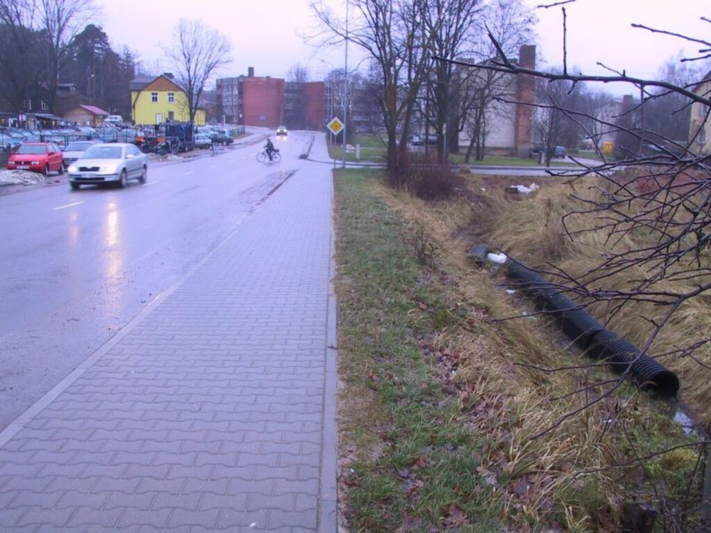 Rekonstruējot Raiņa ielu, plānots sakārtot lietus ūdeņu kanalizāciju arī Krāsotāju ielas posmā, kur pagaidām daļēji izlīdz notekgrāvis. 
Autors: Sandra Pētersone