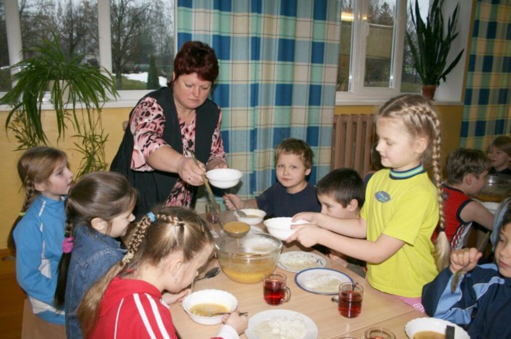Šodien Valkas pamatskolas pirmklasnieki pusdienās ēda zirņu zupu un rīsus ar maltās gaļas mērci. Zupu palīdz saliet 1.b klases audzinātāja Sandra Veldre. 
Autors: Inga Karpova