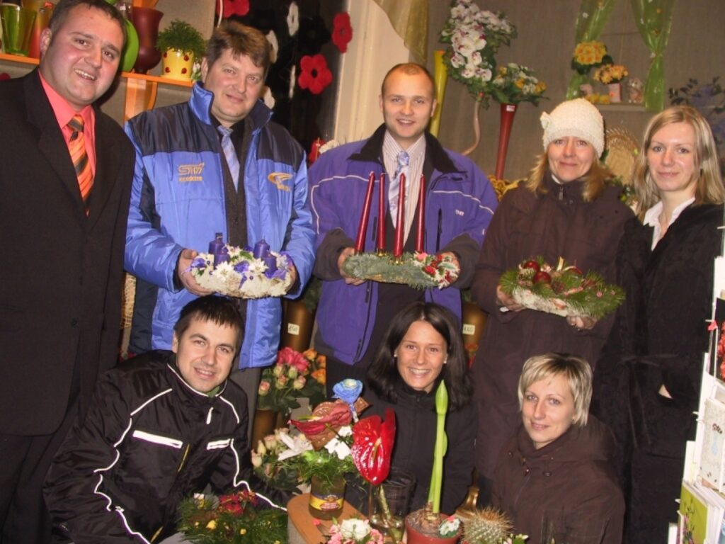 Baltijas Starptautiskās akadēmijas studenti un Smiltenes bāriņtiesas priekšsēdētāja Aurika Zīvere (otrā no labās) aicina palīdzēt radīt Ziemassvētku noskaņu ikvienā mājā.
Autors: Sandra Pētersone