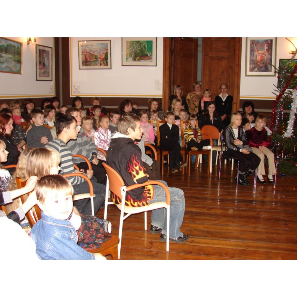 Jau sesto gadu starp Ziemassvētkiem un Jauno gadu SIA „Aumeisteru muiža” vadība iepriecina teju 60 bērnus no vietējā ciemata un tuvējās apkārtnes.
Aumeisteru muižas pārvaldnieka mājā 27. decembrī labdarības pasākumā bērni rotaļājās kopā ar...
Autors: Santa Sinka