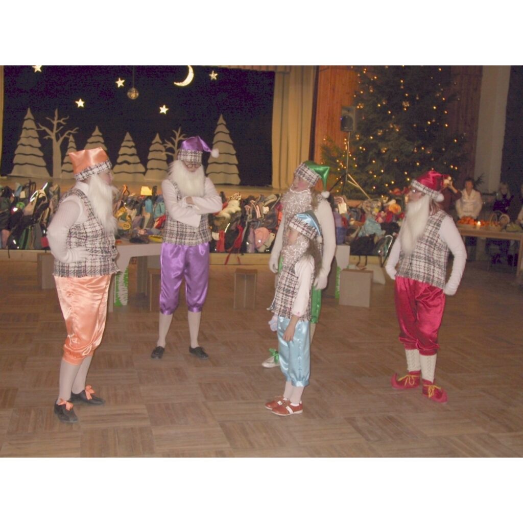 Šodien Smiltenē gandrīz 200 bērnu no deviņiem rajona pagastiem un Valkas pilsētas saņēma dāvanas no Zviedrijas labdarības organizācijas “Emmaus Gryttby”. 
Autors: Sandra Pētersone