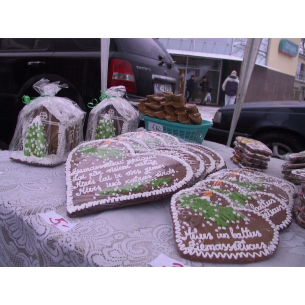 Šodien, 20. decembrī, Smiltenes centrā, Baznīcas laukumā, notiek ziemas gadatirgus, ko rīko pilsētas dome. Pašvaldības ekonomiste Sintija Averāte informē, ka preci piedāvā gandrīz 100 tirgotāju.
Autors: Sandra Pētersone