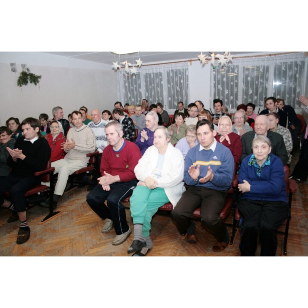 Lielisku dāvanu pirms gadu mijas svētkiem saņēma sociālās aprūpes centrs “Valka” - Smiltenes senioru kora “Mežābele” un deju kopas “Pīlādzītis” koncertu.
“Tas ir jauki, ka atceramies šos cilvēkus, jo viņiem svētku ir vismazāk,” atzīst...
Autors: Aldis Dubļāns