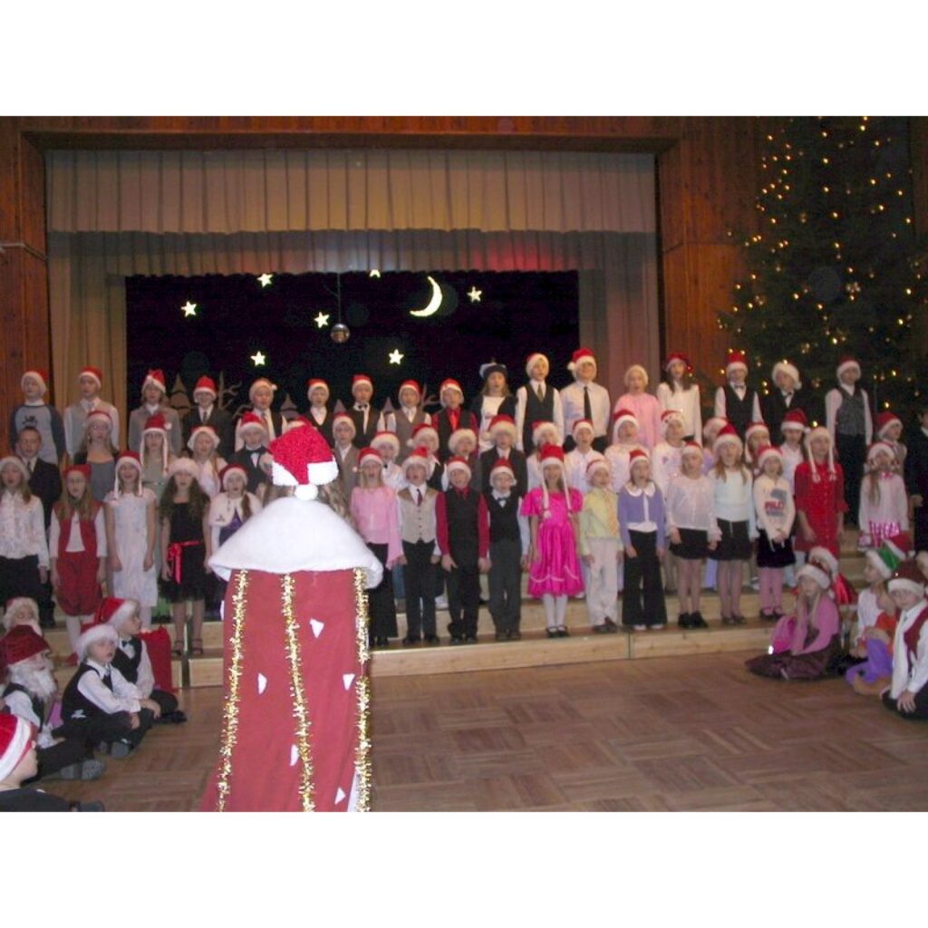 Šodien, 18. decembrī, Smiltenes kultūras un sporta centrā ap pusdienas laiku ņirbēja rūķu cepures, bet vakarpusē pie Ziemassvētku eglītes tika izdzīvoti četri gadalaiki. Tur teju visas dienas garumā norisinājās Smiltenes Centra vidusskolas...