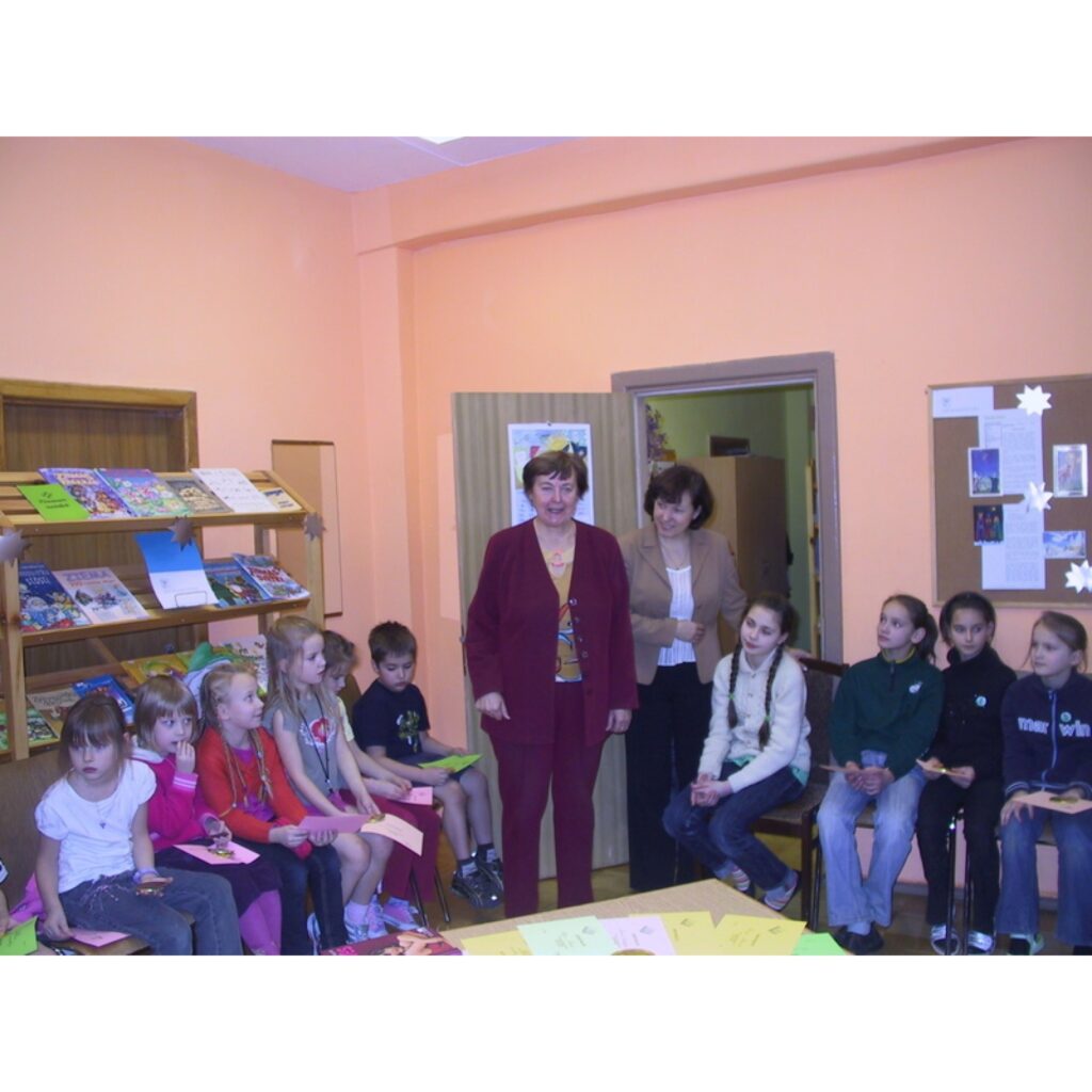 Smiltenes Trīs pakalnu pamatskolas 58 skolēni piedalījās lasīšanas veicināšanas programmā “Bērnu žūrija 2008”. Bērnu žūrijas dalībniekiem dažādās vecuma grupās tika piedāvātas atšķirīgas grāmatas.
Skolēni sapulcējās lasītavā, lai kopā ar...
Autors: Santa Sinka