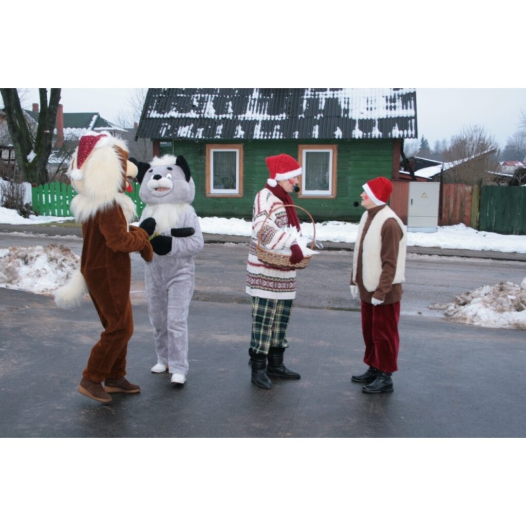 Sestdien, 13. decembrī, kopā ar rūķiem Niķi un Stiķi, suni Renci un zaķi Brenci, tika rotāta un iedegta Valkas pilsētas bērnu rotaļu laukuma egle. Pēc krāsaino lampiņu virteņu iedegšanas notika kopīgas rotaļas un tika skandētas dziesmas....
Autors: Aldis Dubļāns