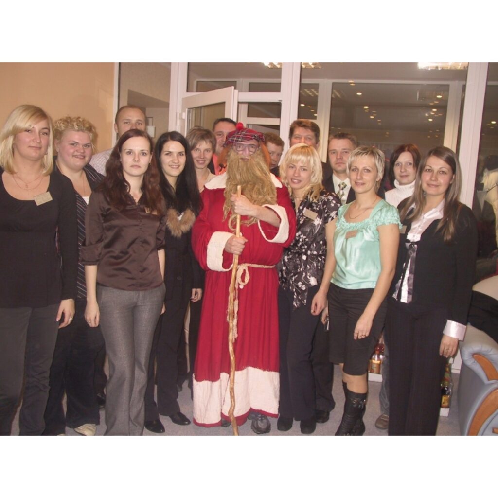 Šodien Smiltenē ieradās Ziemassvētku vecītis. Tāds īpašs, - ar skotu beretei līdzīgu cepuri galvā. Tas esot jaunākais šās sezonas modelis viņa kolēģu aprindās.
Ziemassvētku vecītis viesojās Valkas rajona bērnu un ģimenes atbalsta centrā...
Autors: Sandra Pētersone