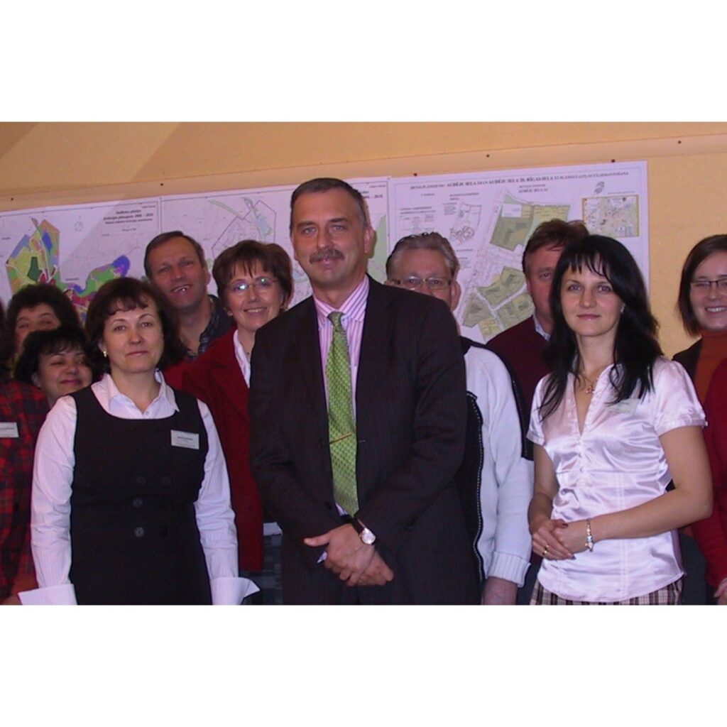 Smiltenes Trīs pakalnu pamatskola šogad iesaistījās Comenius projektā „Varavīksnes pasaule”. Tajā piedalās skolas skolēni un pedagogi. Viņiem bija tas gods pirmajiem uzņemt sadarbības valstu pārstāvjus no Bulgārijas, Polijas, Holandes,...
Autors: Santa Sinka