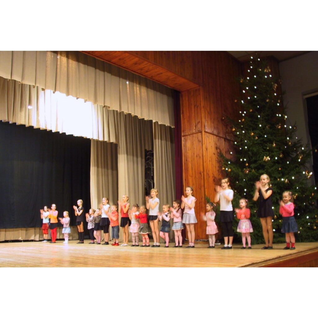 Ar mīļu un sirsnīgu koncertu vecākiem noslēdzās bērnu vokālā ansambļa „Sīmanīši” 2008. gada sezona. Nākamā tikšanās mazajiem dziedātājiem būs 2009. gada 6. janvārī. Savukārt dejotāji gatavojas svētku koncertam. Ko Smiltenes Bērnu un...
Autors: Santa Sinka