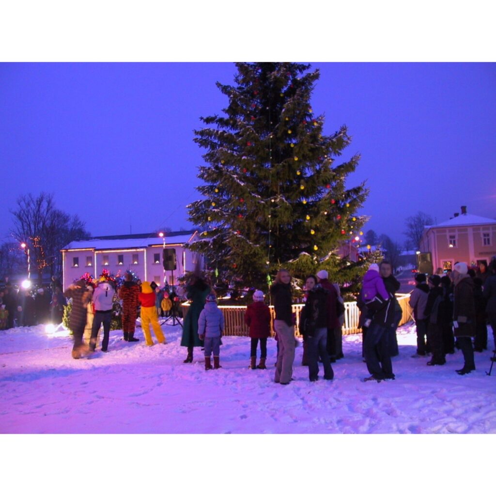 Smiltenieši un pilsētas viesi pulcējās ap kuplo apsnigušo Ziemassvētku eglīti, lai kopā sagaidītu lampiņu iedegšanos. 
Autors: Santa Sinka