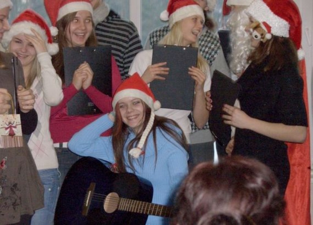 Pie Vidzemes slimnīcas bērnu nodaļas pacientiem Valmierā ar Ziemassvētku dāvanām ieradās Smiltenes ģimnāzijas 10.a klases skolēni. Jaunieši aizveda bērniem pašu ceptas piparkūkas. Viņi arī sniedza mazajiem pacientiem koncertu Ziemassvētku noskaņās.
Autors: Sarmīte Ozola