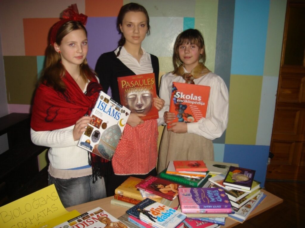  Grāmatu svētku sarīkojumu ģimnāzijā vadīja Madara Rubene (no kreisās), Agnese Zvaigzne un Laura Vizule. Viņas priecājas par skolai uzdāvinātajām grāmatām, jo patīkot lasīt.
Autors: Sandra Pētersone
