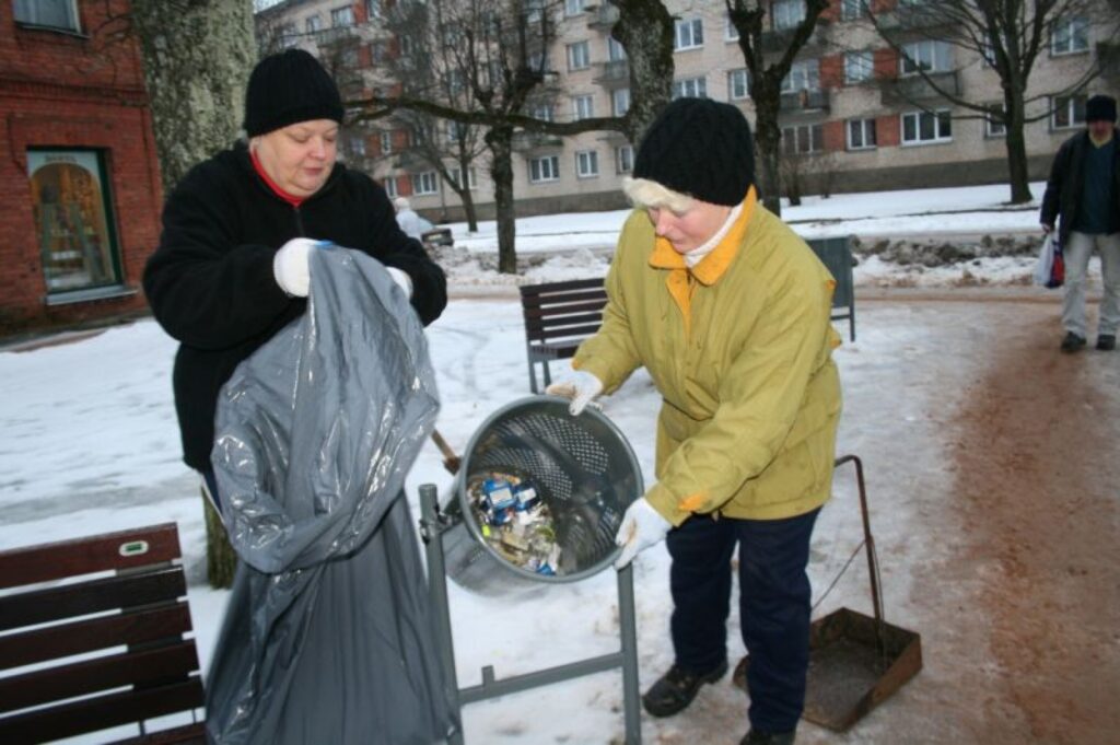 Pēc reorganizācijas arī turpmāk Valkas sakopšanā strādās Inese Moseičuka (no kreisās) un Marta Babre. 
Autors: Inga Karpova