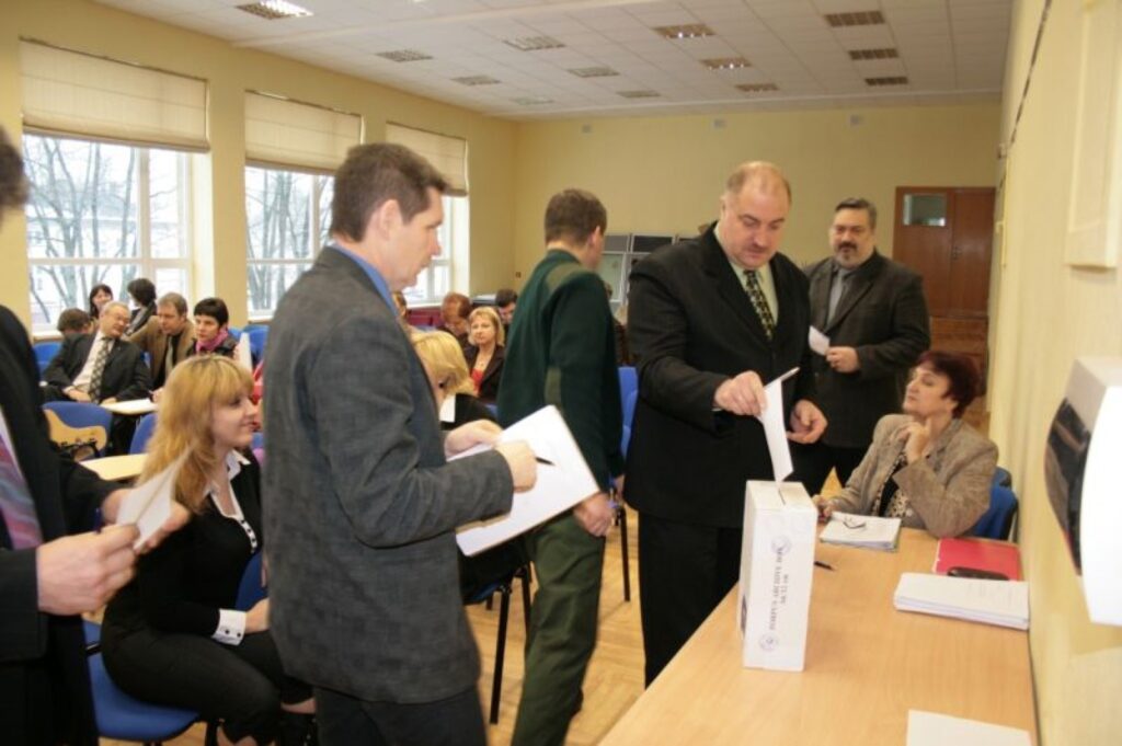 Piecu pagastu un vienas pilsētas deputāti ievēl tos novada vēlēšanu komisijas locekļus, kuriem uzticas visvairāk.
Autors: Aldis Dubļāns