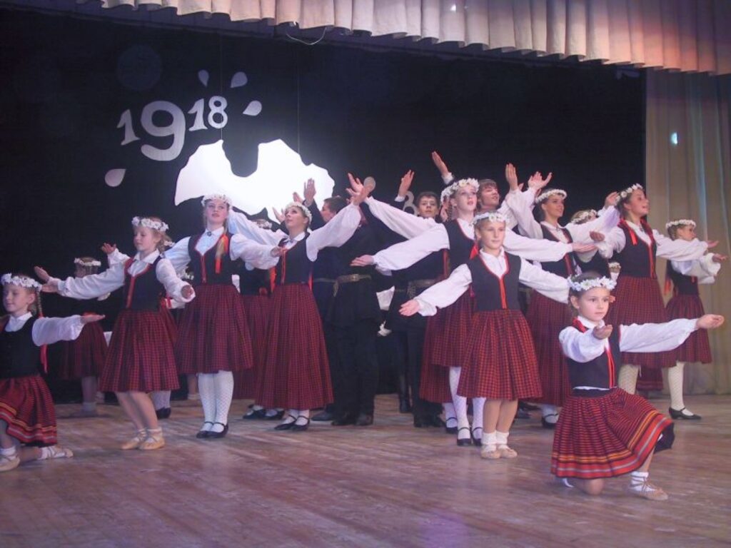 Kultūras jomā smilteniešus apmierina pilsētas pašdarbības kolektīvu mākslinieciskais līmenis un koncerti (attēlā), taču pietrūkst viesmākslinieku un baļļu.
Autors: Sandra Pētersone