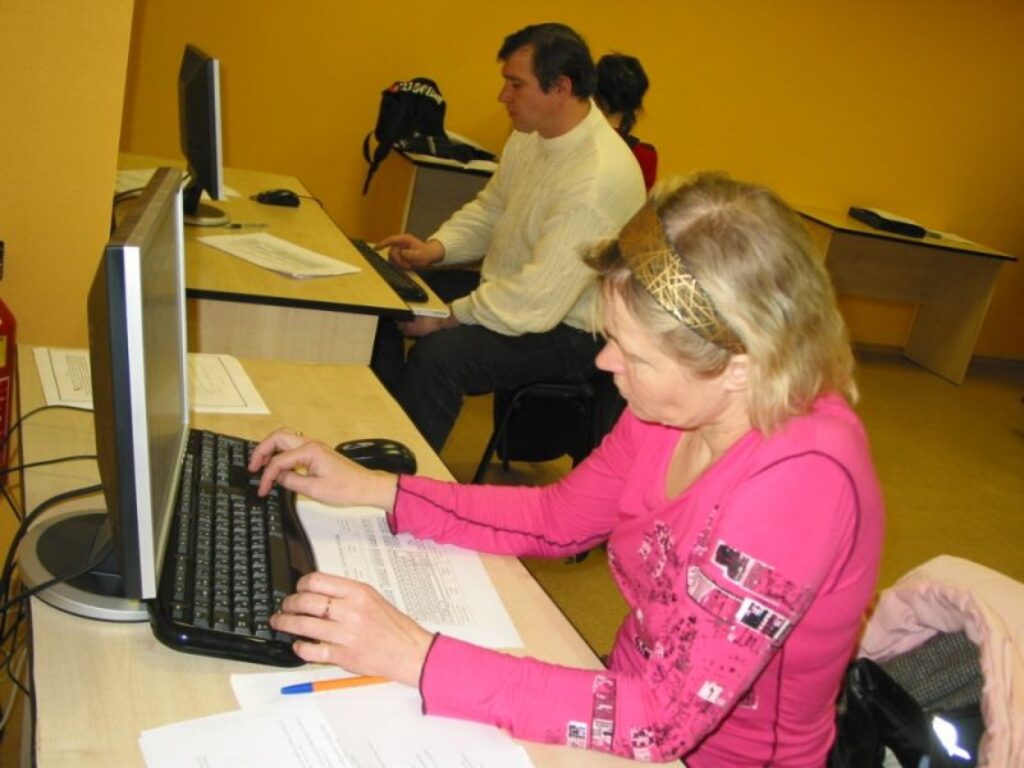 Datorzinību kursu dalībnieki atzīst, ka jāmācās ļoti nopietni, lai apgūtu visas nepieciešamās iemaņas un zināšanas. 
Autors: Aivars Zilbers