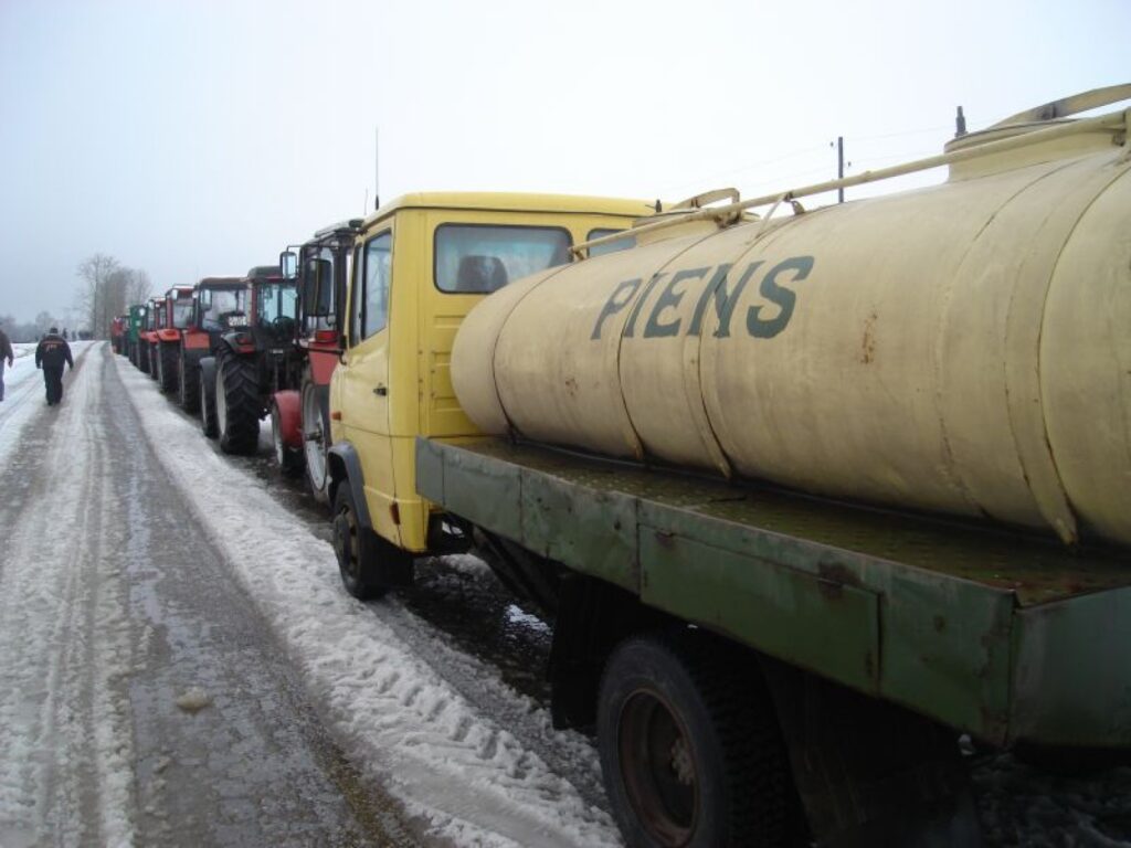  Zemnieki prasa arī panākt to, lai piena cena veikalu plauktos nebūtu vairāk nekā divas reizes lielāka par piena iepirkuma cenu no govju īpašniekiem.
Autors: Sandra Pētersone