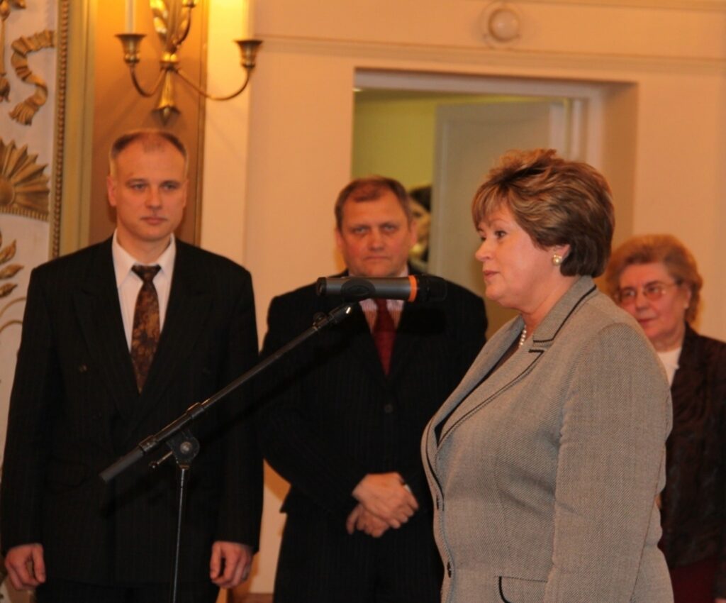 Vidzemes slimnīcas valdes priekšsēdētāja Ingūna Liepa (centrā) pateicas par apbalvojumu un pastāsta par vadības sadarbību ar arodbiedrību.
Autors: No arhīva