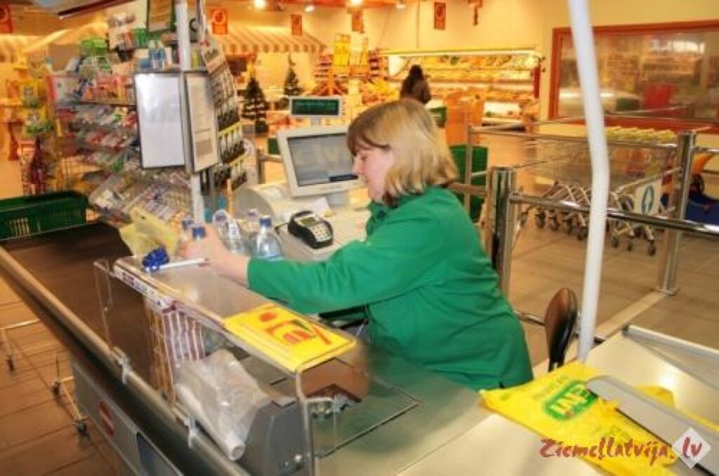 Pirms diviem gadiem veikalā izskatījās līdzīgi kā skudru pūznī, bet šobrīd pircējiem jāapmeklē tikai pārtikas tirgotava, jo lielākā daļa pārējo veikalu ir slēgti. 
Autors: Aldis Dubļāns