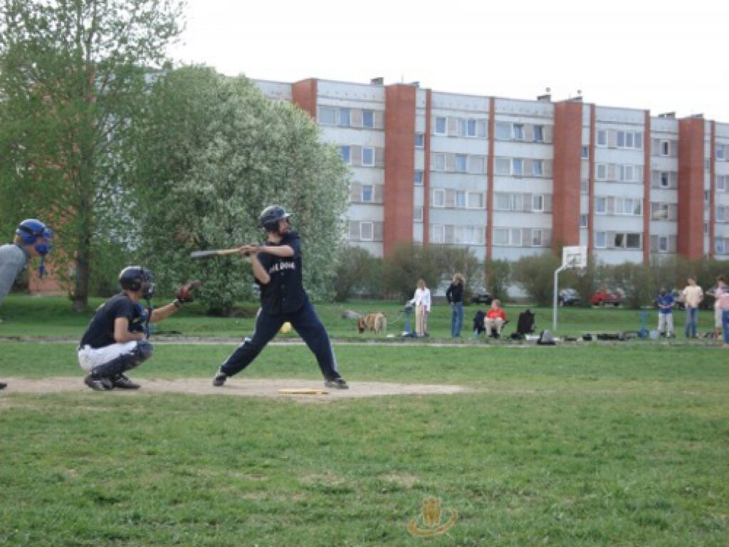 Pirmie treniņi Latvijā notika daudzdzīvokļu māju pagalmos, un ar bumbiņu tika izsists ne viens vien logos.
Autors: baroniem.lv