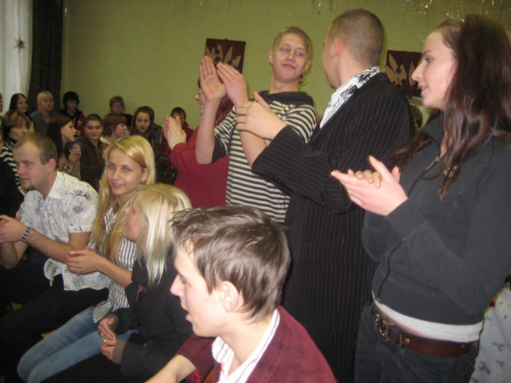 Gan Palsmanes internātskolā (attēlā), gan Ērģemes bērnu namā bērnus aizkustināja Smiltenes skolu jauniešu aicinājums kopā padziedāt.
Autors: No personīgā arhīva