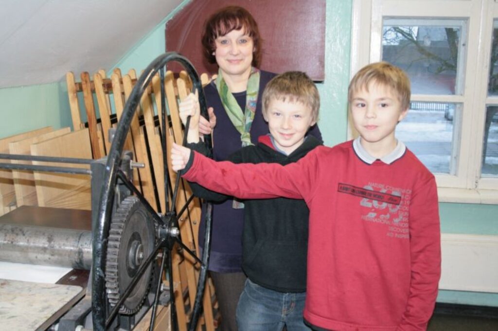 Skolotāja Gunda Sīmane (no kreisās), Kristers Pulle un Toms Gailis ir datorpasaules cilvēki, taču nesmādē arī seno grafisko tehniku spiedi.
Autors: Aldis Dubļāns