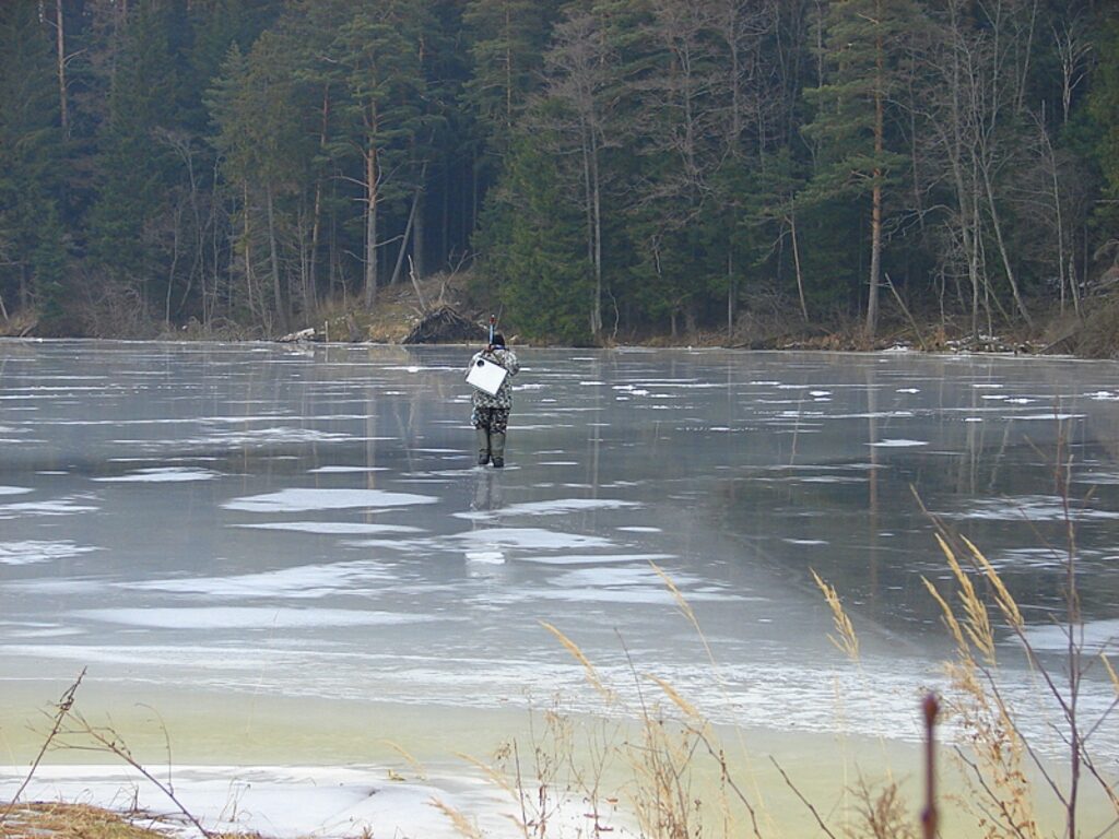 Šobrīd, kad ārā ir nepastāvīgi laika apstākļi, jābūt īpaši uzmanīgiem, kāpjot uz ledus. 
Autors: Santa Sinka