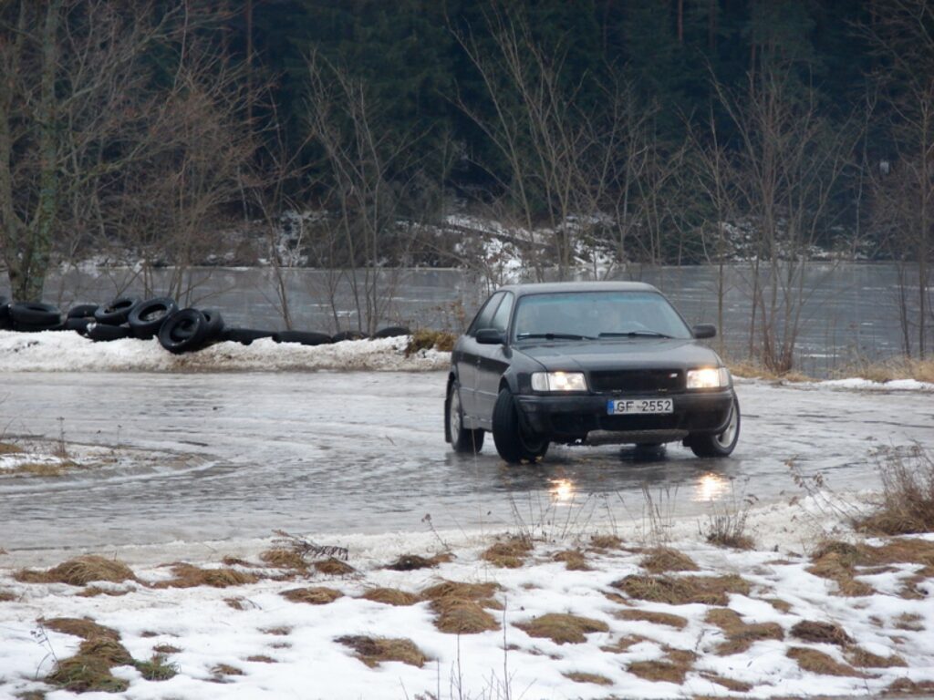 Amatieru maču 4. posmā Smiltenes supersprinta trase bija īpaši slidena, jo to klāja ledus kopā ar ūdeni. Iespējams, tas atturēja vairākus dalībniekus piedalīties sacensībās.
Autors: Santa Sinka