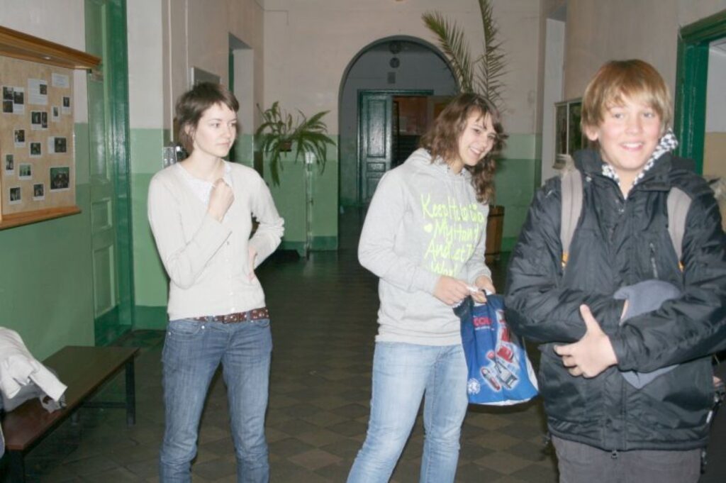 Ģimnāzistes Sabīne Dreimane (no kreisās) un Zane Rēpele pārbauda, vai kārtējais skolā ienākušais skolnieks ir ar atstarotāju
Autors: Aivars Zilbers