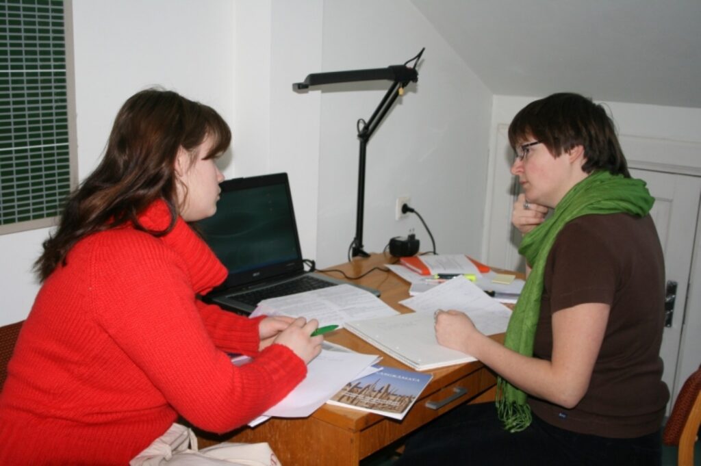 Par zinātniski pētnieciskā darba izstrādi pie Valkas ģimnāzijas direktores vietnieces Unas Veinbergas konsultējās 11.a klases skolniece Ilze Ozoliņa. 
Autors: Inga Karpova