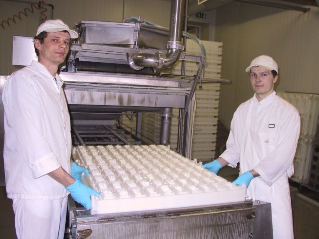 Akciju sabiedrība “Smiltenes piens” savai ražotajai produkcijai cenu nepalielinās. Tas attiecas gan uz sieru, gan uz biezpienu, pie kura formēšanas iekārtas strādā Jānis Gailītis (no kreisās) un Anatolijs Kudrjavcevs. 
Autors: Sandra Pētersone