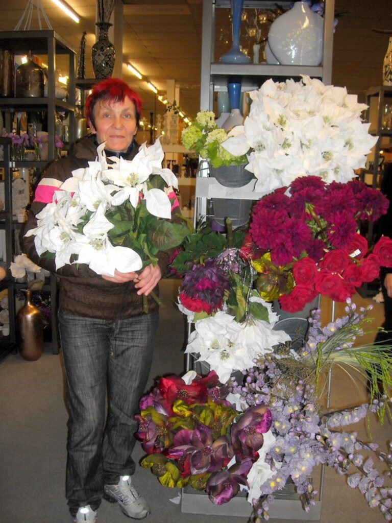 Uz Lielbritānijai piederošo salu smilteniete devās, lai nopelnītu naudu un varētu justies kā cilvēks. Pēc trīs nostrādātiem mēnešiem viņa atgriezusies Latvijā. Tagad Gunta apsver iespēju, ka varētu doties atpakaļ, jo te valdot nekārtības. 
Autors: No personīgā arhīva