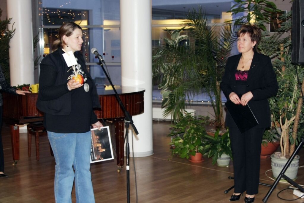 Izstādes kuratore Kristīne Ganiņa Valgas kultūras centram dāvā Jurija Simonova fotogrāfiju ar Jāņa baznīcas panorāmu. 
Autors: Aldis Dubļāns