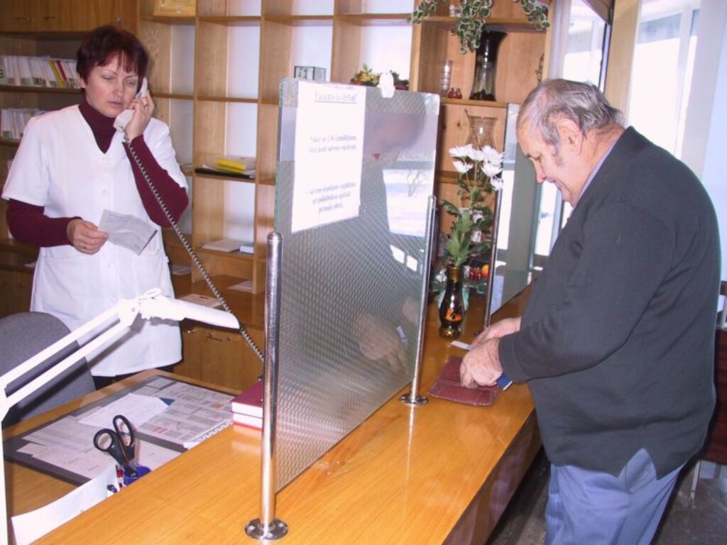 Vilnis Sudulis uz Smiltenes poliklīniku brauc no Gulbenes rajona, jo te esot atsaucīgi un zinoši dakteri. Noskaidrot ārstu pieņemšanas laiku palīdz medicīnas reģistratore Anda Rimša.
Autors: Sandra Pētersone