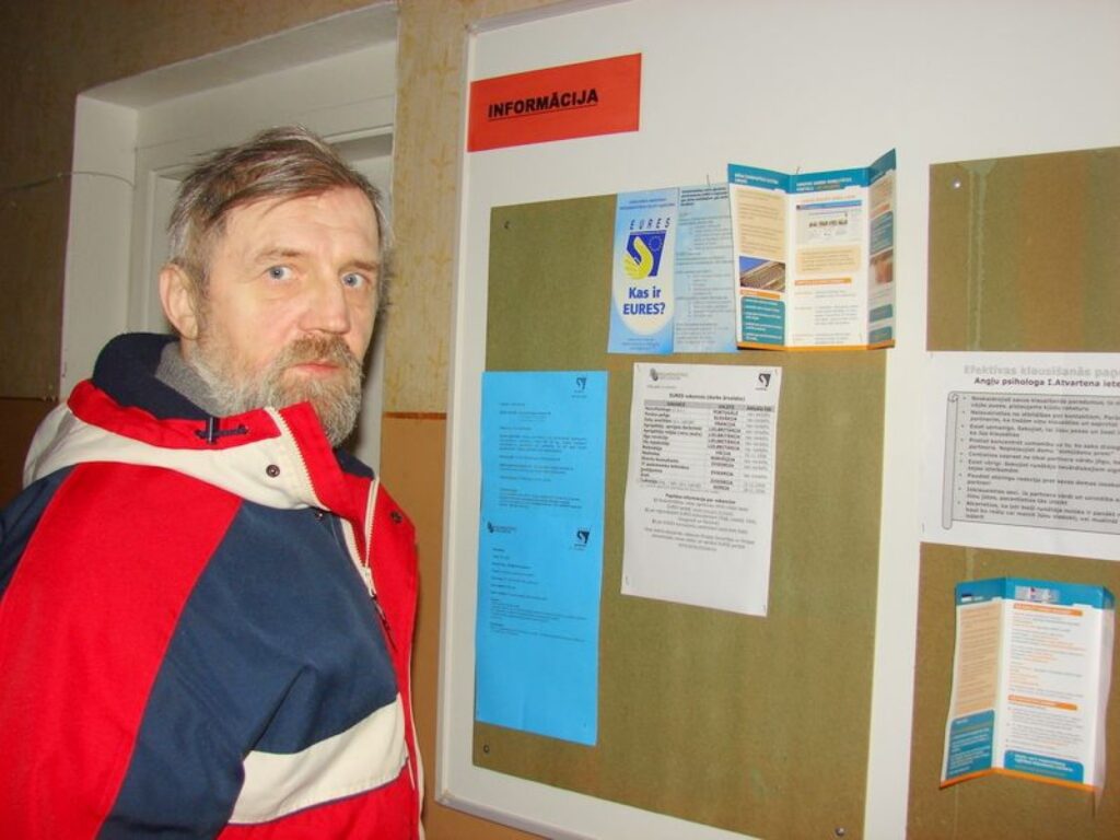 Smiltenieties Arvīds Škapars tāpat kā daudzi citi, ir darba meklējumos. Atnākot uz ikmēneša konsultāciju Nodarbinātības Valsts aģentūras Valkas filiāles Smiltenes sektorā viņš atzīst, ka iespējas atrast darbu ir ļoti maz.
Autors: Santa Sinka