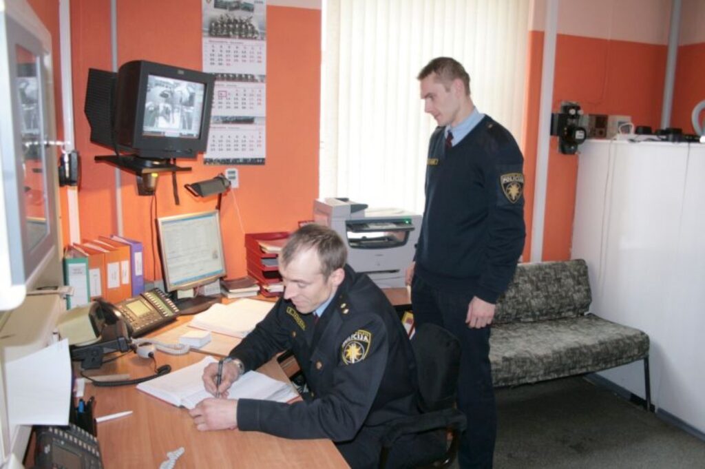 Kārtības policijas biroja 1. nodaļas inspektors Ēriks Zanders (no kreisās) un jaunākais inspektors Janeks Konds allaž gatavs uzklausīt ikvienu apmeklētāju un reģistrēt tālruņa zvanus. 
Autors: Aldis Dubļāns