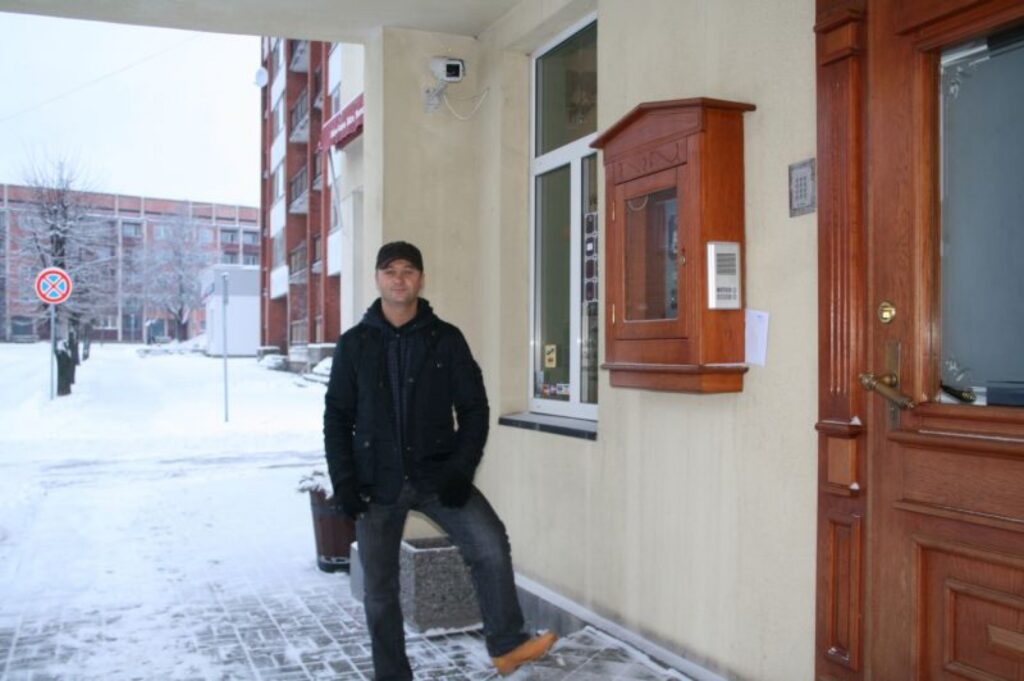 Viesu nama “Otrā elpa”, kas atrodas Valkā netālu no Latvijas – Igaunijas robežas, īpašnieks Aivo Vārs uzskata, ka valdības lēmums par pievienotās vērtības nodokļa likmes paaugstināšanu apdraud viesnīcu nozares pastāvēšanu. 
Autors: Inga Karpova