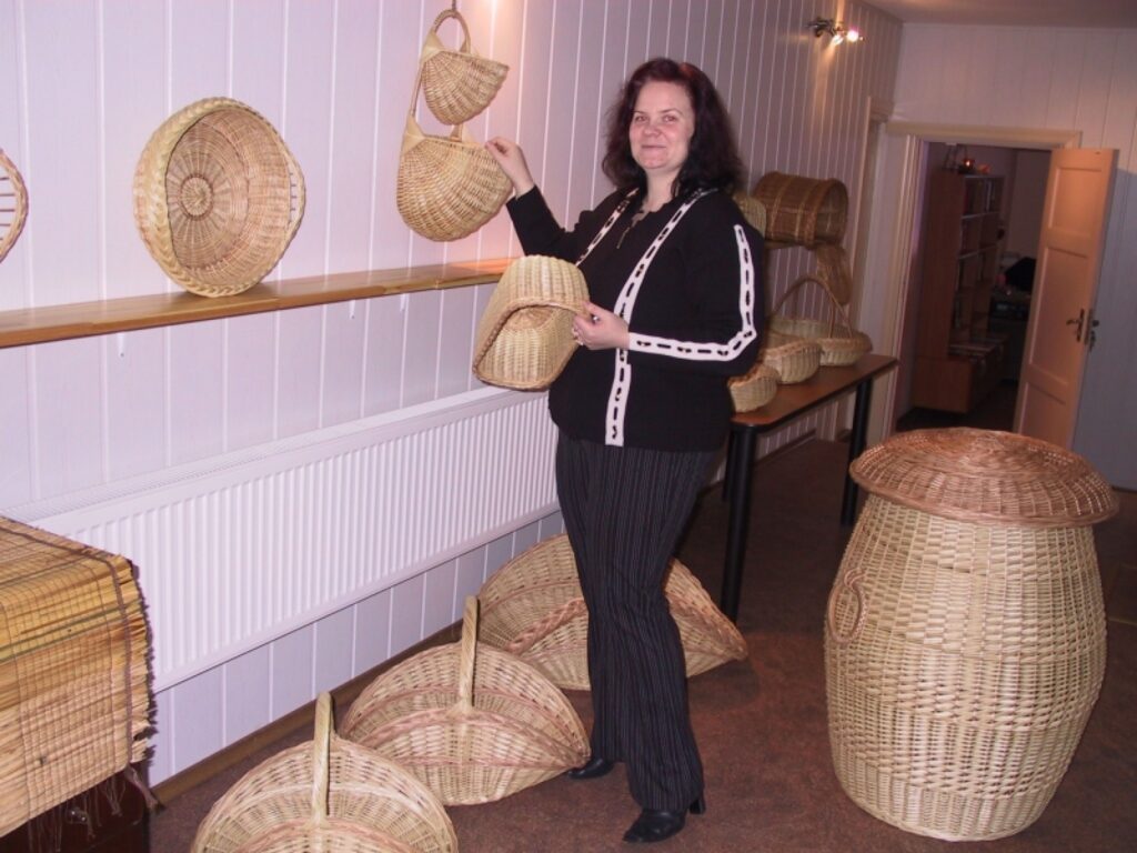 Ineša Bruņinieka pinumi launkalnietei Zandai Rasimesai patīk ar pamatīgumu, arī lielais veļas grozs sēnes formā. Viņa esot amatnieka darbu fane. 
Autors: Sandra Pētersone