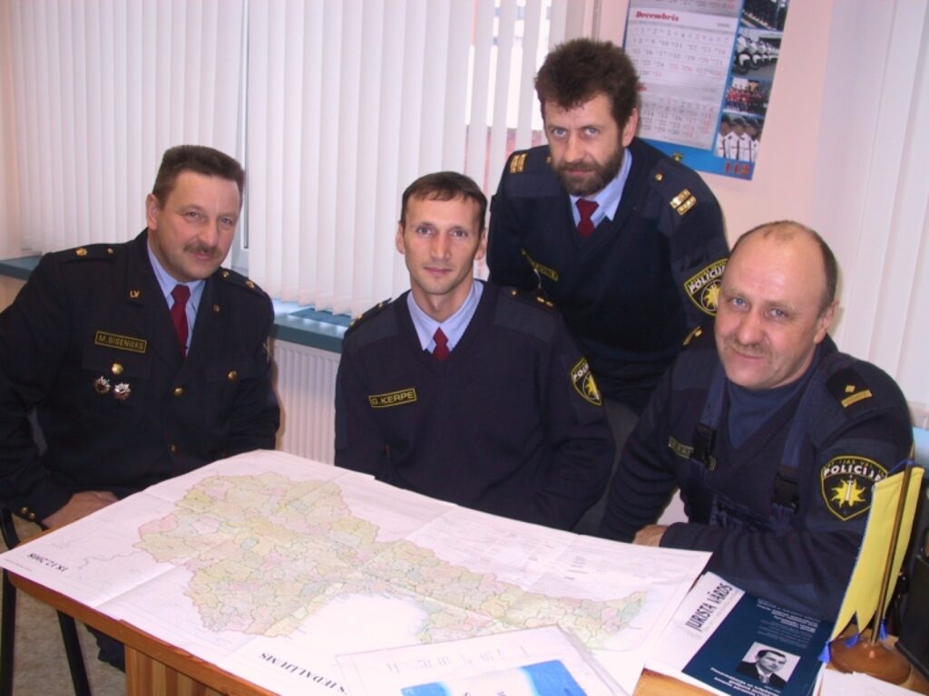 Smiltenes policijas iecirkņa priekšnieks Māris Bisenieks (no kreisās) un iecirkņa inspektori Gatis Ķerpe, Ivo Cerbulis un Aldis Raiskums cer, ka, strādājot arī jaunajā statusā, noziegumu atklāšanas līmenis būs salīdzinoši augsts. 
Autors: Sandra Pētersone